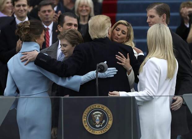 Президент США Дональд Трамп со своей семьей после принятия присяги в Капитолии в Вашингтоне, США. 20 января 2017