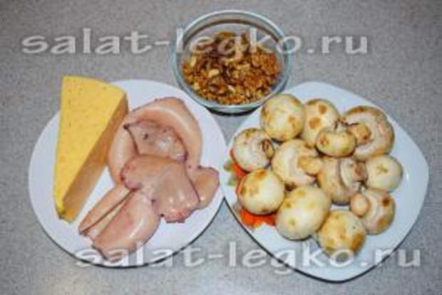 Ингредиенты для приготовления салата с кальмарами и грибами