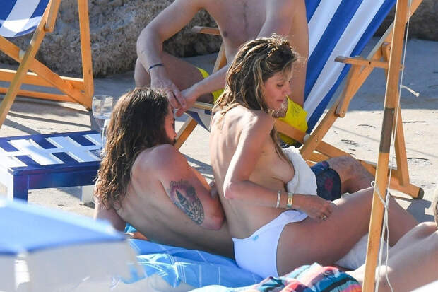 52-летнюю Хайди Клум сняли топлес во время отдыха на пляже