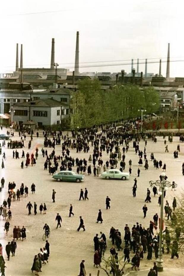 Заводы и рабочие СССР: снимки с 20-х по 90-е годы