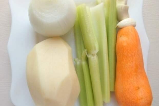 Помойте и почистите овощи — картофель, чеснок, морковь, лук и сельдерей.
