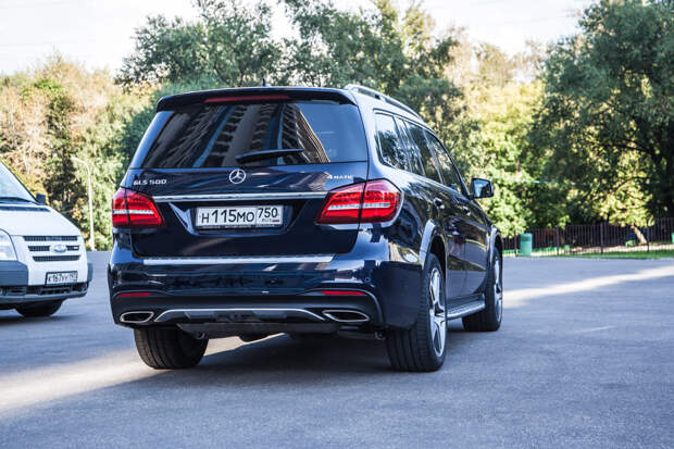 4Matic в исполнении GLS 500 — это безапелляционный полный привод, который с энтузиазмом бросится реализовывать любую блажь, пришедшую в голову водителя. Шансы на сохранение лица при этом всегда достаточно высоки – GLS стелит по любой дороге как по перине.