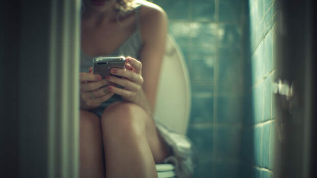 Затяжная «процедура»: чем опасна привычка «залипать» в телефоне в туалете