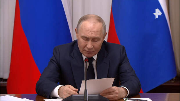 Путин призвал вести системную работу с застройщиками