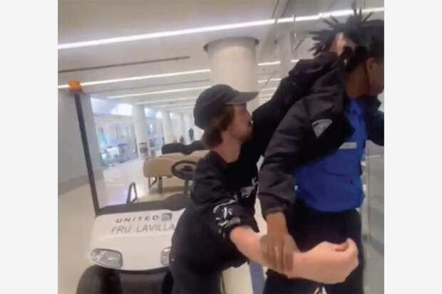Разъяренный турист схватил сотрудника аэропорта за волосы и ударил головой о дверь