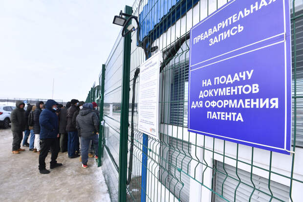 Аксенов: трудовым мигрантам следует запретить привозить свои семьи в Россию