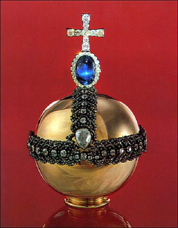 Держава императорская 1762 г. Золото, бриллианты, сапфир (200 каратов), алмаз (46,92 карата), серебро<br>Высота с крестом 24 см Длина окружности шара 48 см 