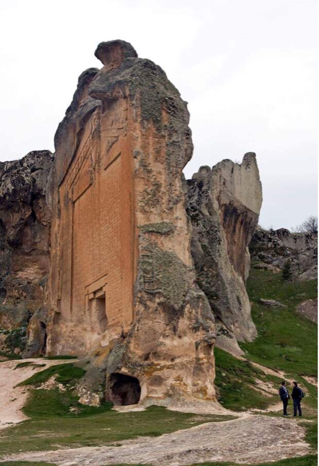 Монумент Мидаса в Турции. Изображение взято с сайта: https://i.pinimg.com/originals/c6/1f/8f/c61f8f88b9face0758ec8f357581312c.jpg