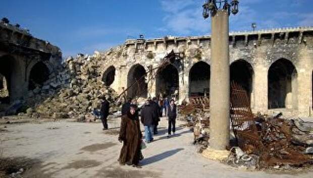 Горожане во дворе Мечети Омейядов в Алеппо, разрушенной в результате боевых действий