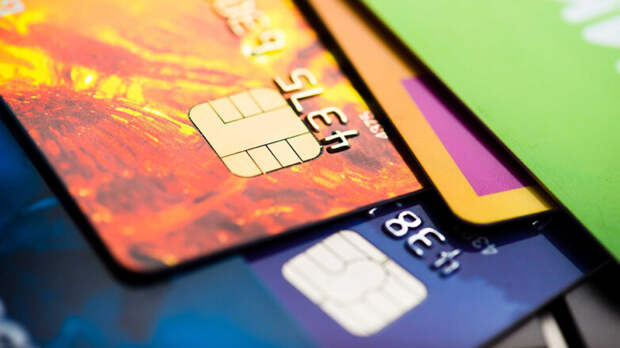 Число выданных кредитных карт в России сократилось в октябре на четверть