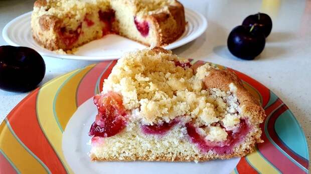 Фото к рецепту: Нежный летний пирог с сезонными ягодами или фруктами