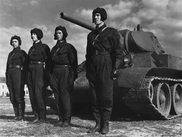 Экипаж танка Т-34 (источник фото: https://clck.ru/32Xa7V)