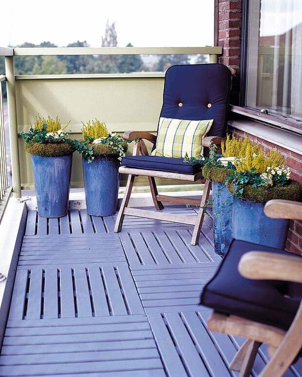 Балкон-с-сине-кафель, удобные стулья-и цветы