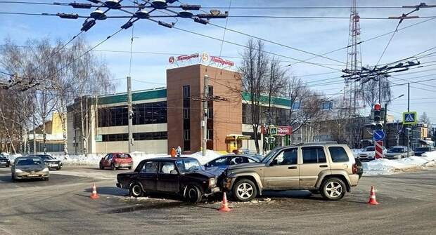 Как легко нарваться на штраф, двигаясь на разрешающий сигнал светофора