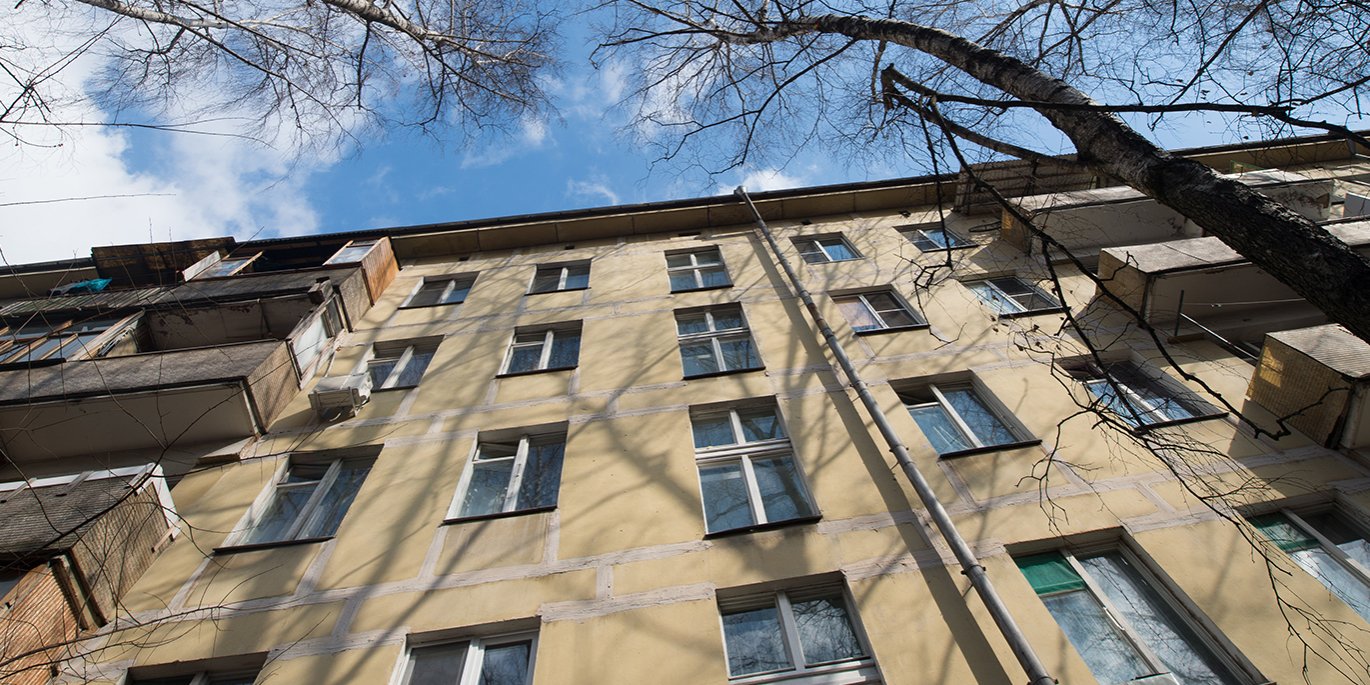 Бракованную адресную табличку дома на Ленинградке заменят в мае