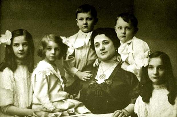 Иола Торнаги в окружении детей - Ирины, Бориса, Лидии, Фёдора и Татьяны.