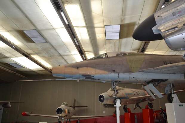 Опять о качестве изготовления. Этот F-100D местами вообще «дрова». Что и говорить – ранее упомянутый F-86K, который мне не слишком понравился, был вообще-то получше сделан. Наш МиГ-19 горьковского производства точно выглядит приятнее. 