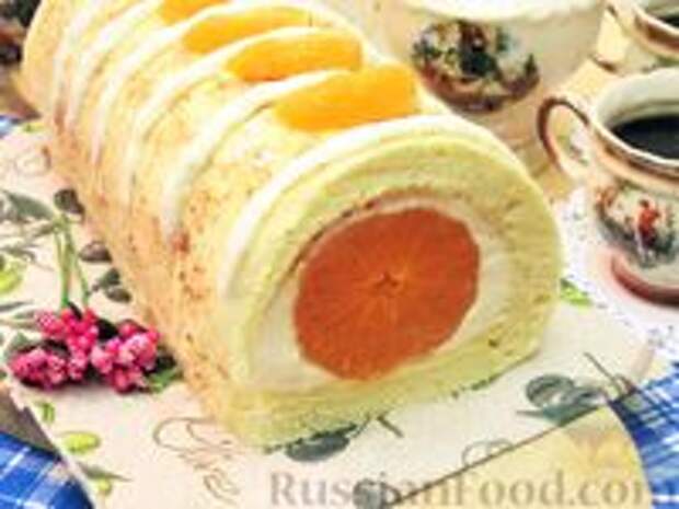 Фото к рецепту: Бисквитный рулет с мандаринами Фото к рецепту: Бисквитный рулет с мандаринами