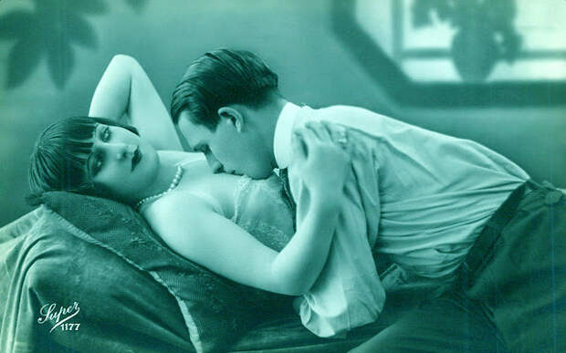 Как романтично целоваться: французские открытки 1920-х годов