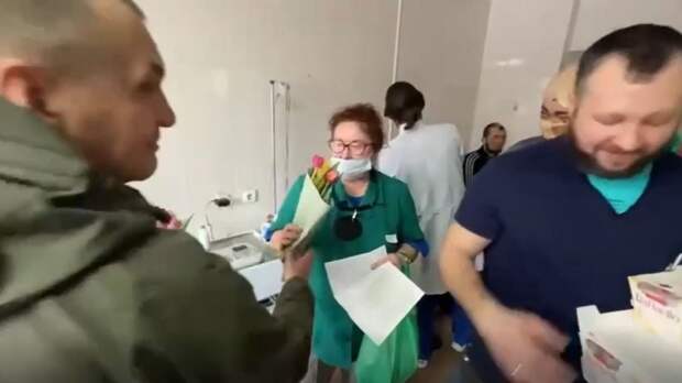 Его соседи по госпиталю получали. Луганский госпиталь военный. Сотрудники Кременского госпиталя получили. Волонтер с дальнего Востока в госпитале Луганс.
