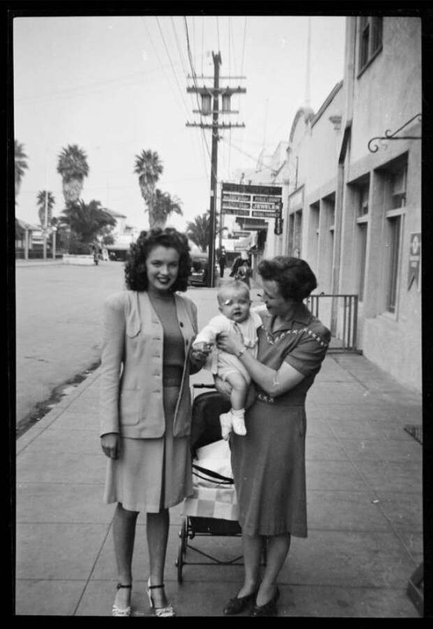 Норма Джин Мортенсон фотографируется с подругой и ее ребенком. Мерилин Монро, норма джин, ретро, фото