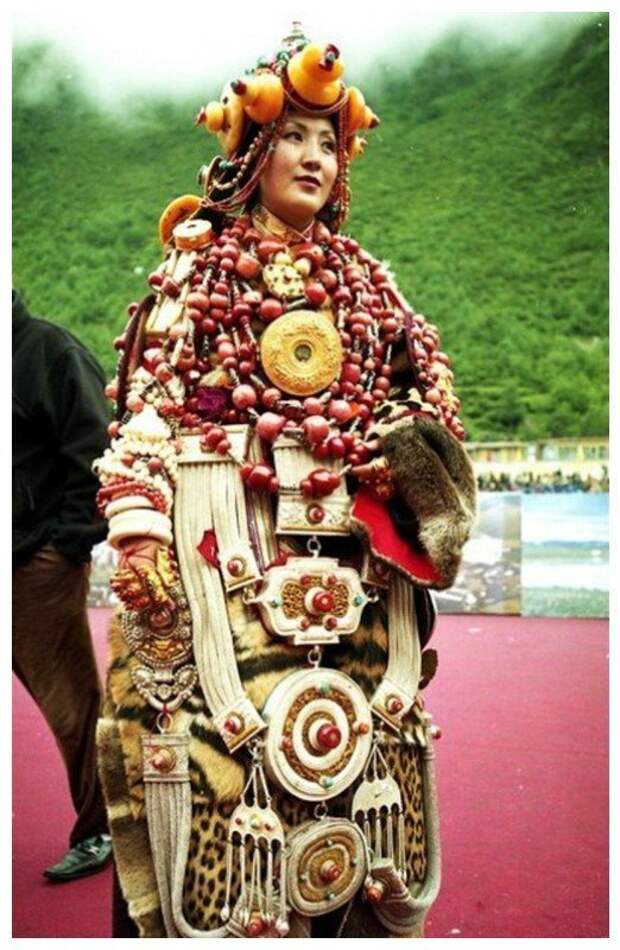 Люди кочевых племен Кампы (Тибет) носили все свое богатство с собой - надевали его. Чем больше на женщине украшений, тем богаче народ - традиционный халат украшался жемчугом, золотом, серебром, бирюзой и янтарем. женщины, красота, невероятное, традиционный костюм, украшения, фото