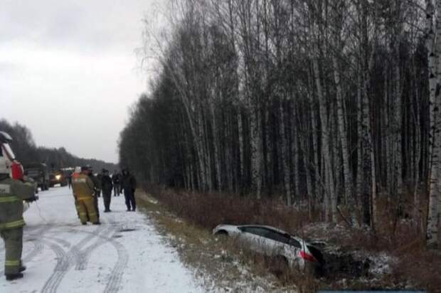 В Свердловской области полицейские спасли девушку на KIA из болота 