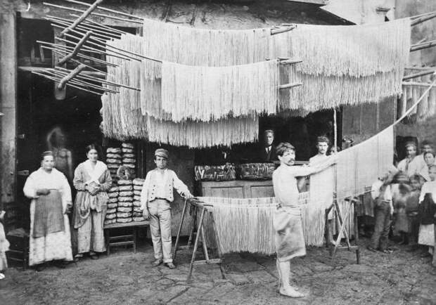 Редкие исторические фотографии: Как делали макароны в начале 20 века