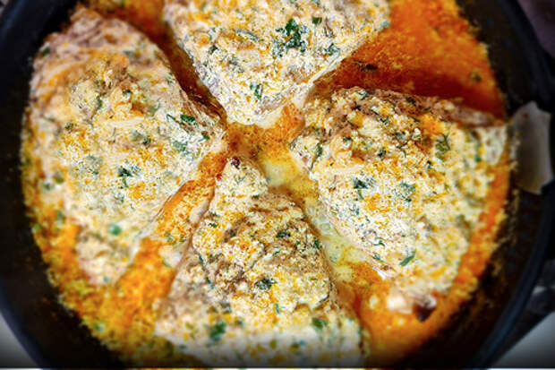 Фото к рецепту: Жареная курица на сковороде в сливочно чесночном соусе