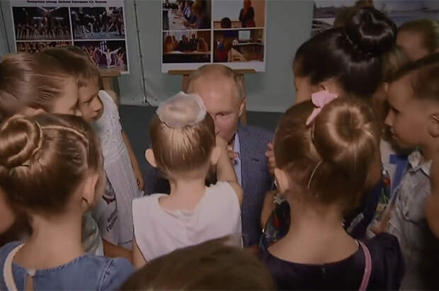 Владимир Путин с юными балеринами