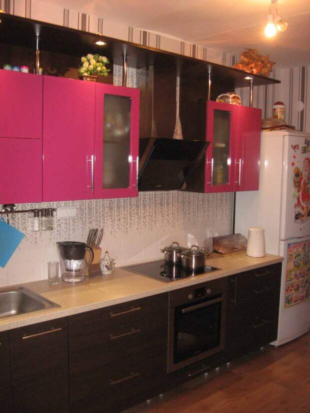 Дизайн угловой контрастной кухни 9 кв.м (10 фото)