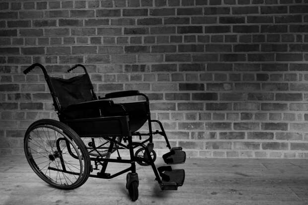 Пассажир умер после падения с инвалидной коляски перед самолетом в США