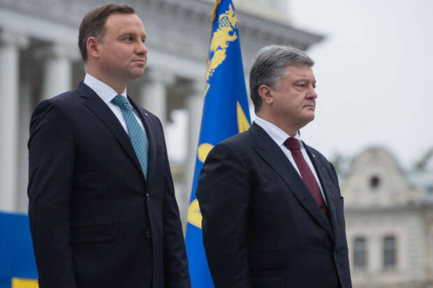 Лидеры европейских стран побрезговали стоять рядом с Порошенко