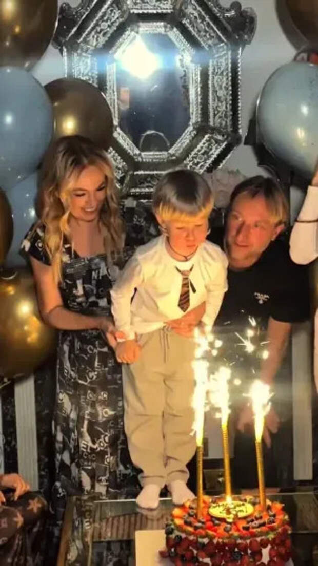 Яна Рудковская и Евгений Плющенко с сыном