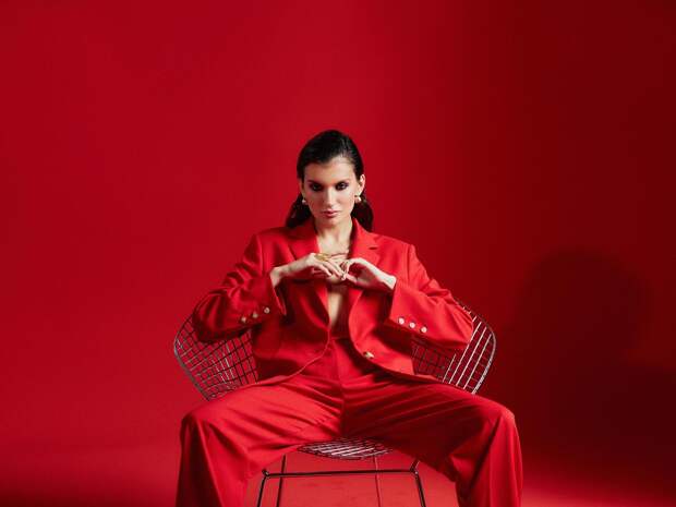 Бренды в осенне-зимнем сезоне отдают предпочтение женственным и сексуальным вещам, которые будут уместны не только на вечерних мероприятиях, но и в офисе.