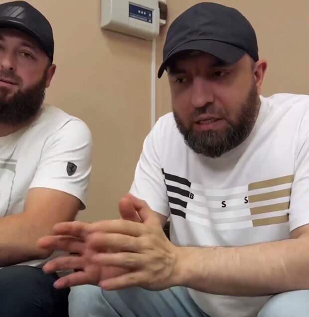 Бородатые блогеры. Фото: скрин видео.