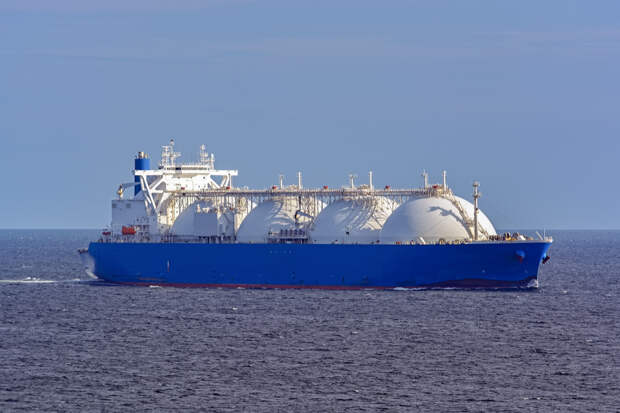 СМИ: Первый с начала войны в Иране танкер с СПГ прошел через Ормуз