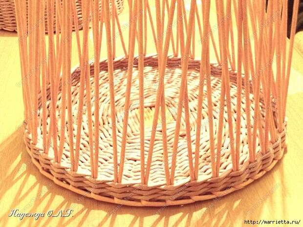 Как сплести поднос из газетных трубочек (1) (650x488, 242Kb)