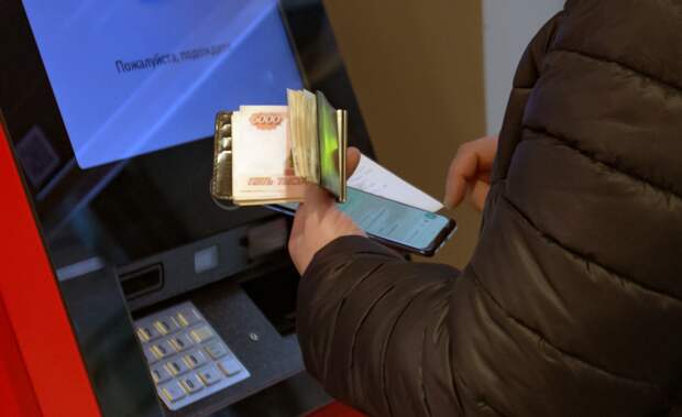 Количество банкоматов в России упало до минимума