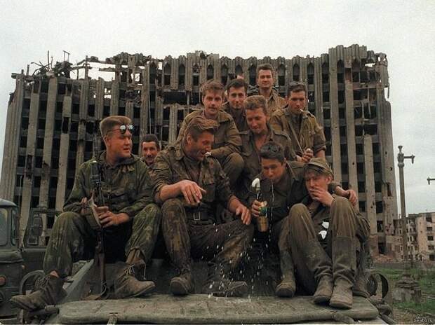 Бойцы 879 отдельного десантно-штурмового батальона на фоне Дудаевского дворца. история, смотреть, фото