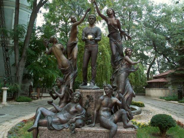 92 Памятник Владимиру Высоцкому «Золотое сердце» в саду скульптур Одесского литмузея