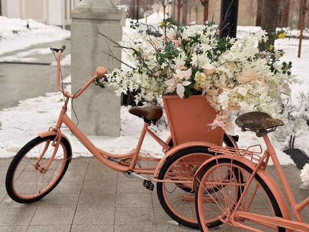 К 8 марта на Рязанской ВДНХ появилась новая фотозона и букеты из первоцветов