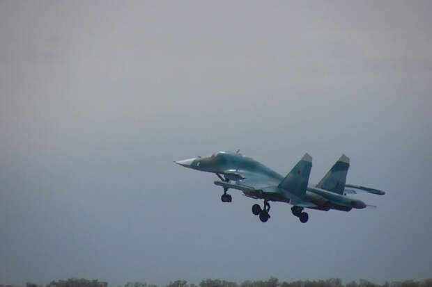 Экипажи истребителей-бомбардировщиков Су-34 нанесли удар по опорному пункту и живой силе ВСУ в зоне ответственности группировки войск «Центр»