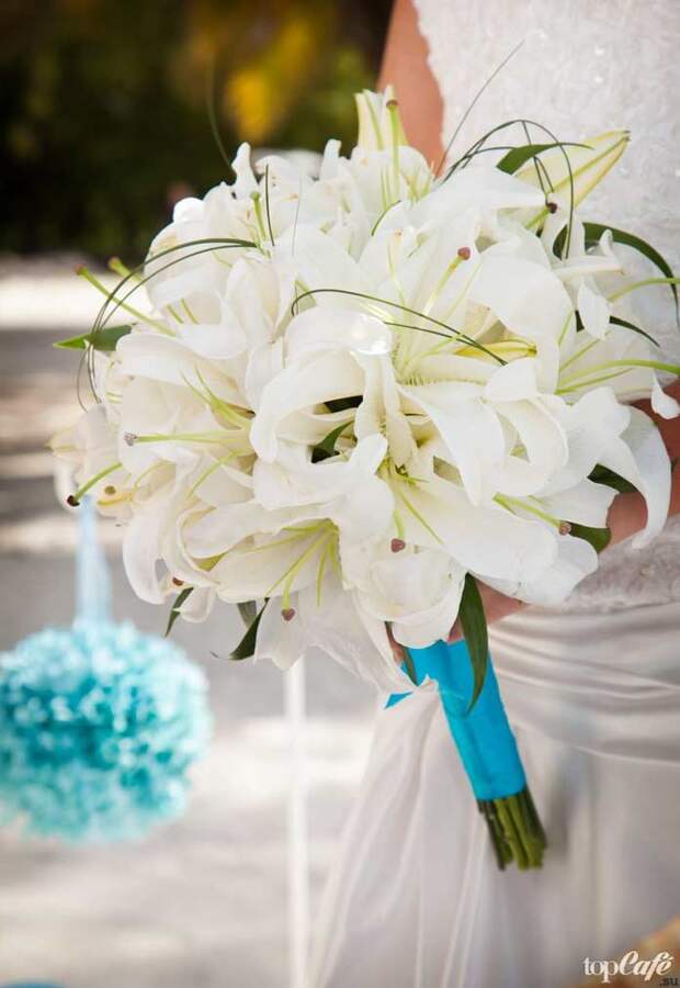 Свадебный букет из белых лилий