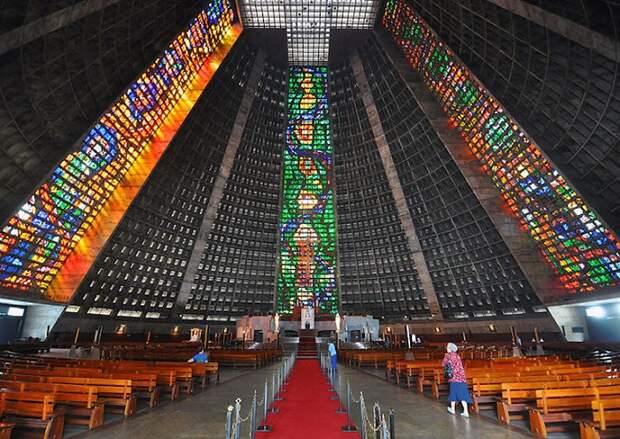 60-метровые витражи в соборе Catedral Metropolitana de Sao Sebastiao.
