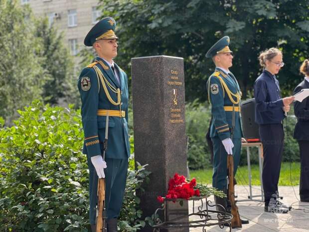 В МЧС России почтили память Евгения Зиничева