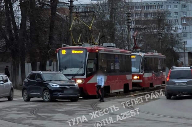 На улице Агеева в Туле встали трамваи из-за ДТП с машиной