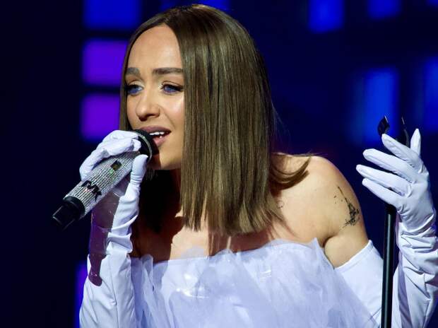 Мари Краймбрери появилась на дорожке премии МУЗ-ТВ после родов