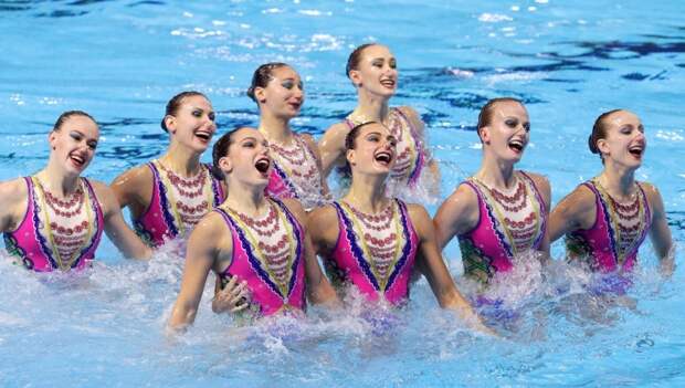 зрители на соревнованиях по синхронному плаванию