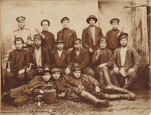 Группа рабочих с жандармом Неизвестный автор, 20 сентября 1900 - 20 сентября 1910 года, Нижнесинячихинский музей-заповедник.